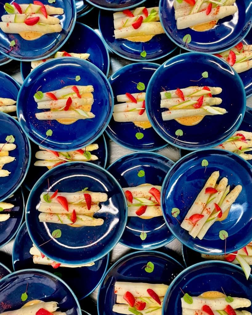 Asperges blanches sur assiettes bleues