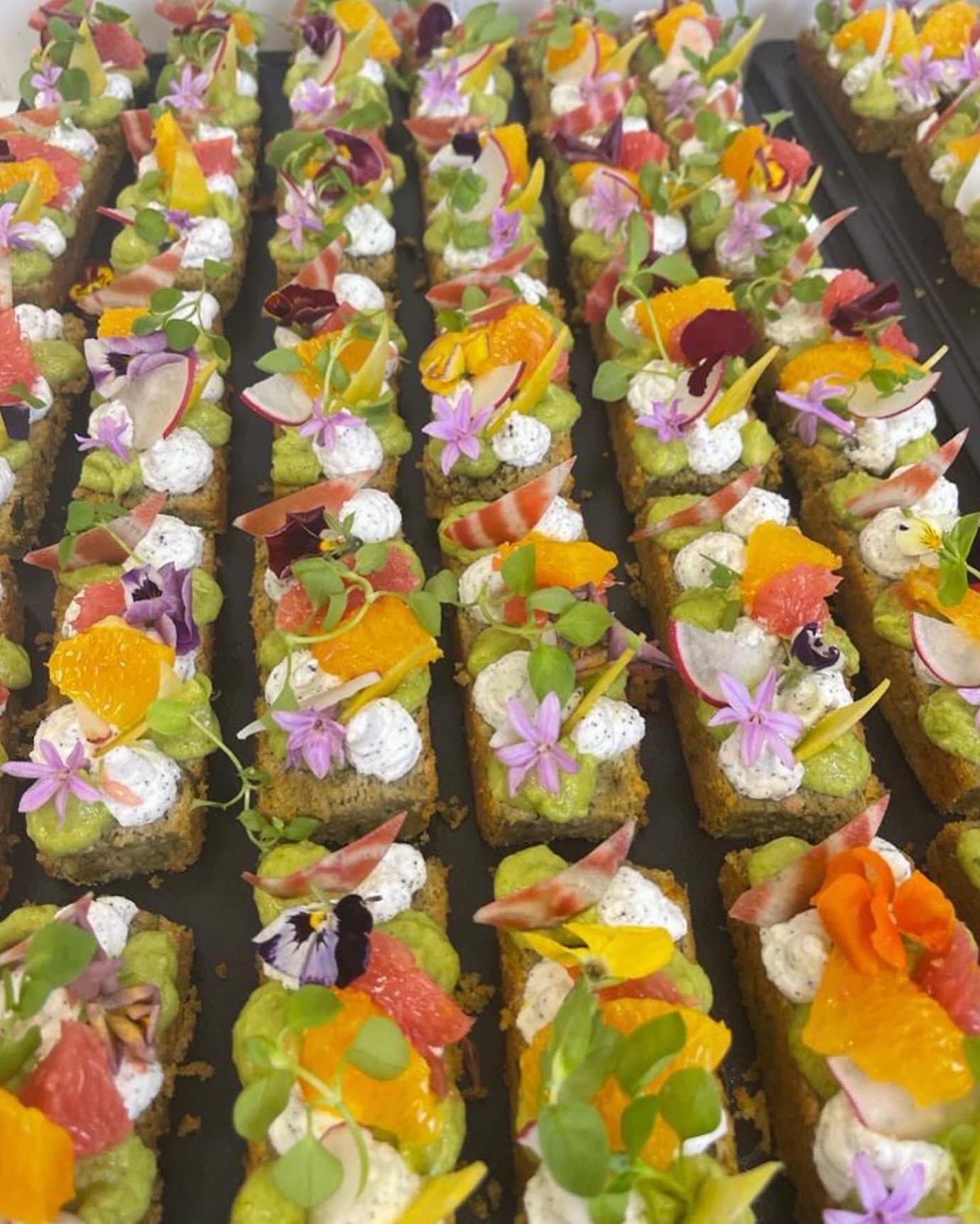 Toasts avocat et fleurs comestibles