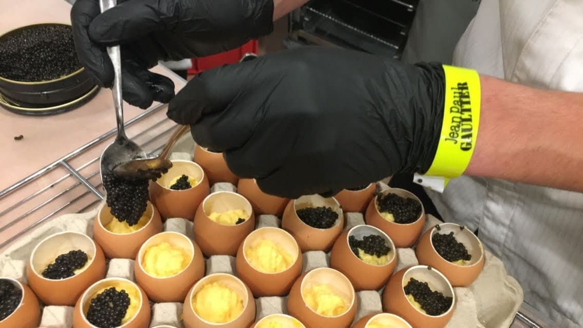 Préparation caviar - Événement Jean Paul Gaultier