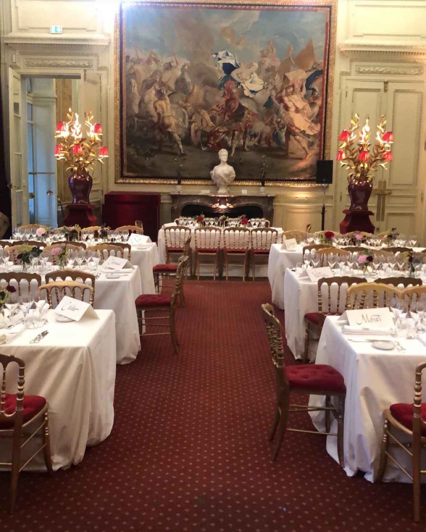 Assiettes de crevettes et avocat dressées