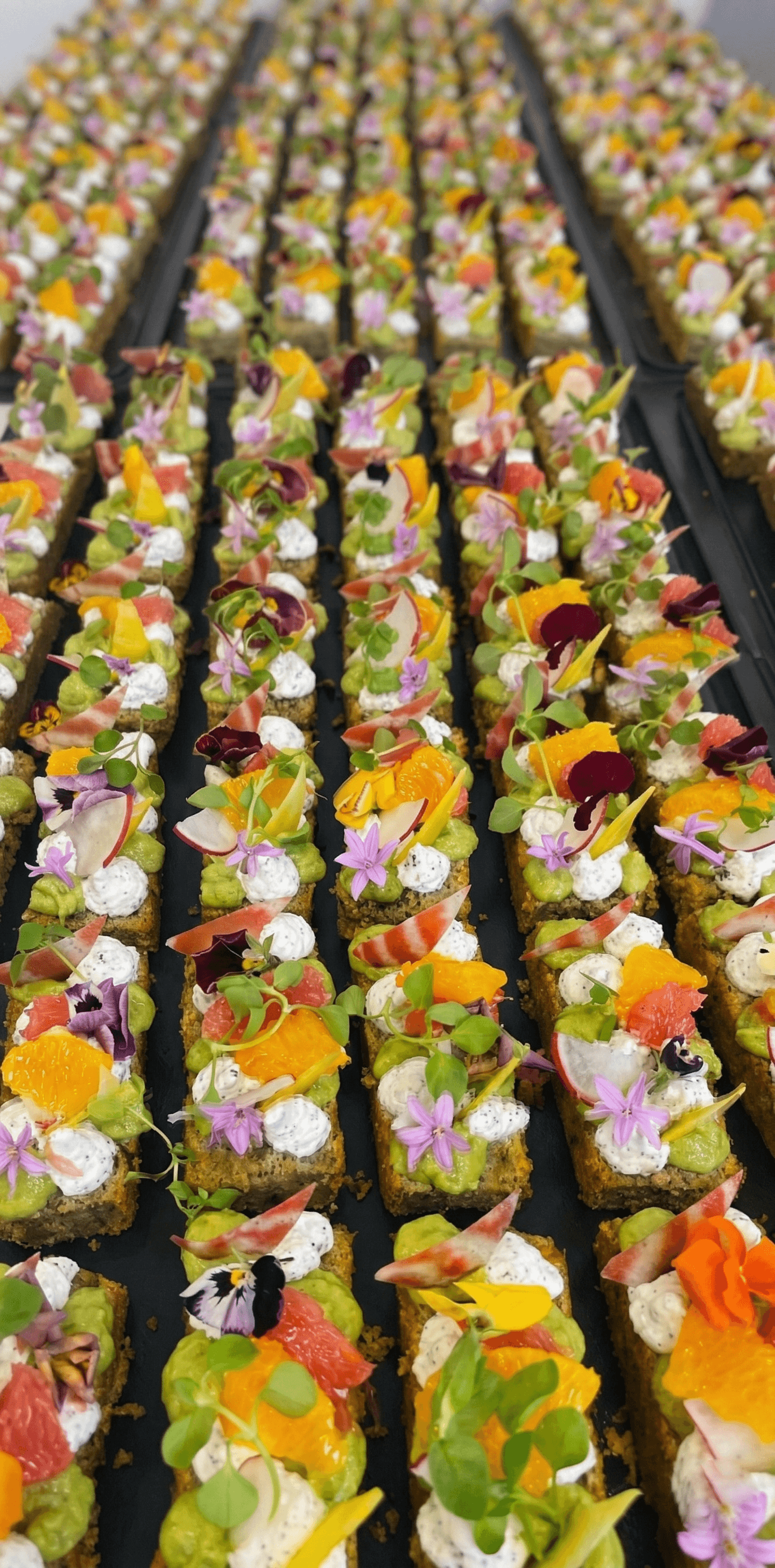 Canapés aux fleurs et agrumes