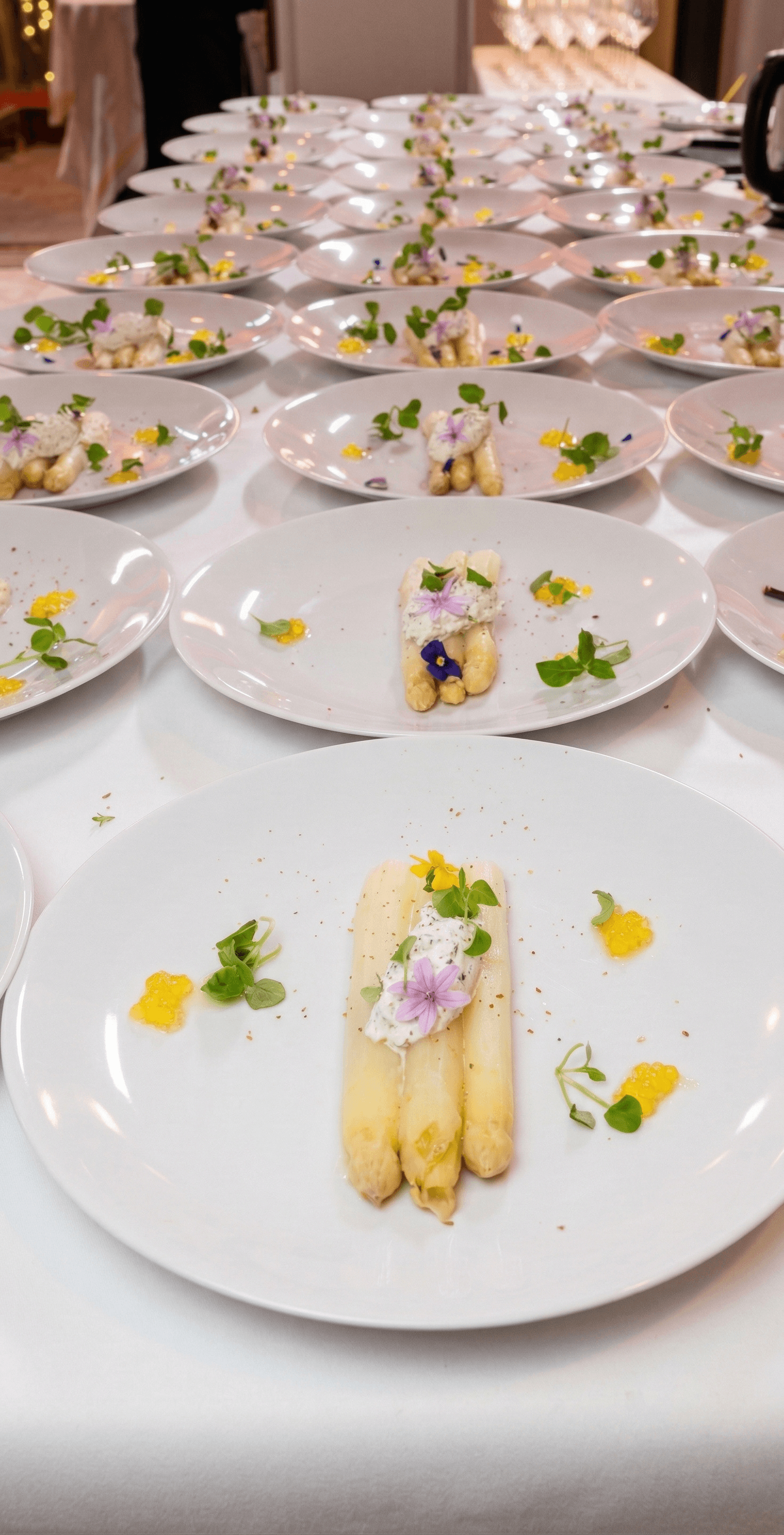 Ligne d'assiettes aux asperges blanches et fleurs